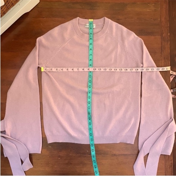 Neiman Marcus 100% Cashmere Crewneck Sweater in Pale Pink - Picture 4 of 11